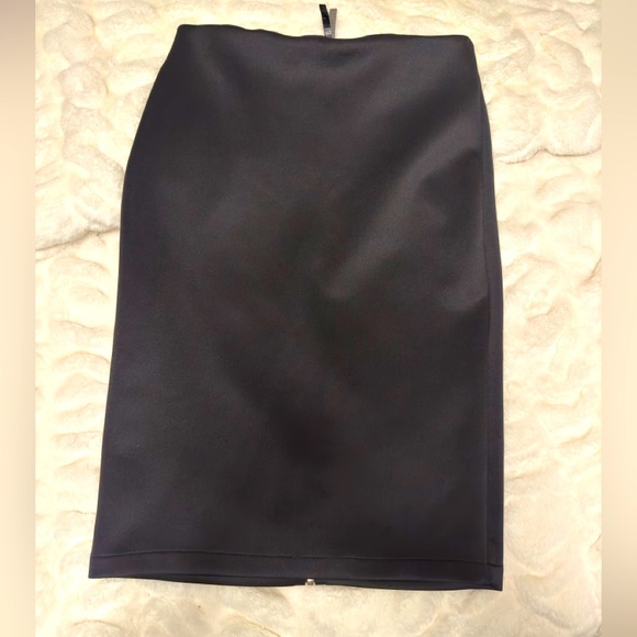 Black pencil skirt - Picture 1 of 3